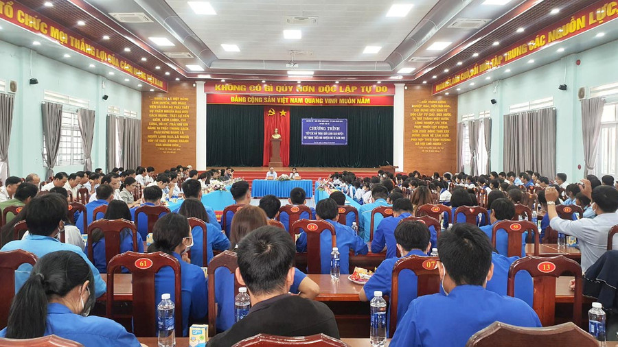 Quang cảnh buổi tiếp xúc đối thoại. Ảnh: Trúc Phùng