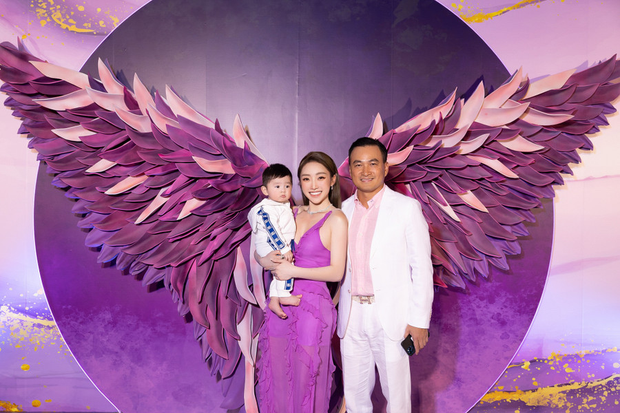 Vợ chồng diễn viên Chi Bảo là chủ nhân của buổi tiệc. Sau khi sinh em bé, Thùy Chang nhanh chóng lấy lại vóc dáng thon thả cùng nhan sắc rạng rỡ. Cô còn thành công trong lĩnh vực kinh doanh khiến nhiều người ngưỡng mộ. Ảnh: BTC