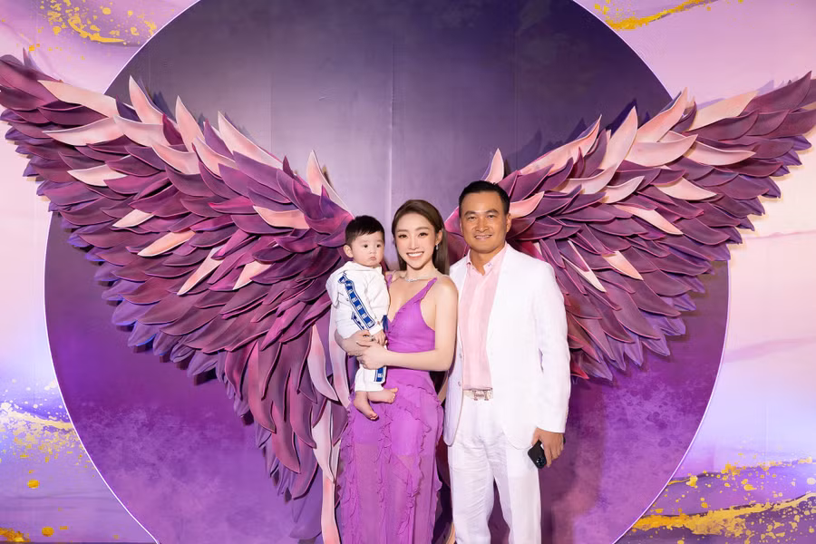 Vợ chồng diễn viên Chi Bảo là chủ nhân của buổi tiệc. Sau khi sinh em bé, Thùy Chang nhanh chóng lấy lại vóc dáng thon thả cùng nhan sắc rạng rỡ. Cô còn thành công trong lĩnh vực kinh doanh khiến nhiều người ngưỡng mộ. Ảnh: BTC