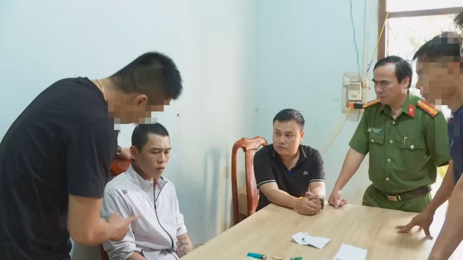 Một trong các nghi phạm (áo màu trắng) bị bắt giữ trong vụ cướp tại nhà chủ tịch huyện ở Đắk Lắk. Ảnh: Công an cung cấp