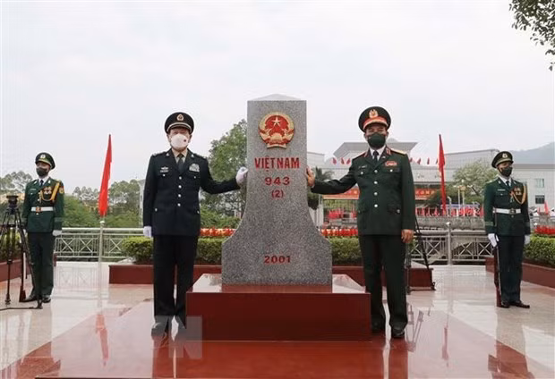 Bộ trưởng Quốc phòng Phan Văn Giang và Bộ trưởng Quốc phòng Trung Quốc Ngụy Phượng Hòa bên cột mốc biên giới Việt Nam tại cửa khẩu Tà Lùng. (Ảnh: Trọng Đức/TTXVN)