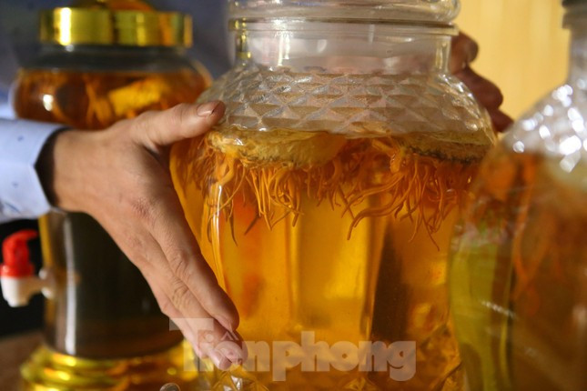 Hiện tại, anh Luân đã xây dựng được 2 sản phẩm đạt chuẩn OCOP 3 sao là đông trùng hạ thảo sấy và rượu đông trùng hạ thảo...