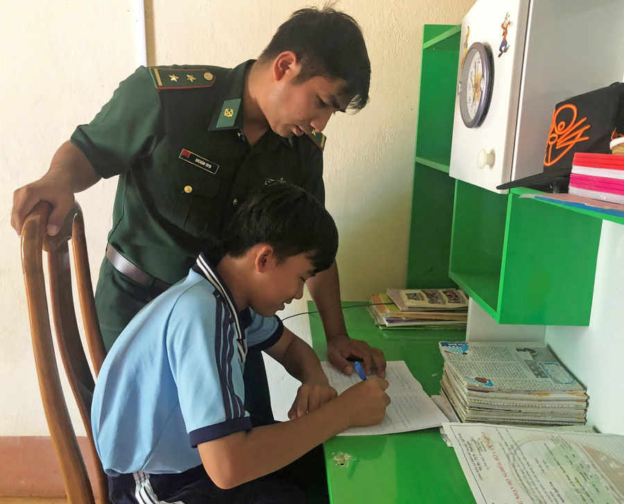 "Con nuôi đồn Biên phòng" cũng là 1 trong những mô hình dân vận khéo do Bộ đội Biên phòng tỉnh triển khai, duy trì có hiệu quả nhiều năm qua. Ảnh: Anh Huy Con nuôi đồn Biên phòng cũng là 1 trong những mô hình dân vận khéo do Bộ đội Biên phòng tỉnh triển khai, duy trì có hiệu quả nhiều năm qua. Ảnh: Anh Huy