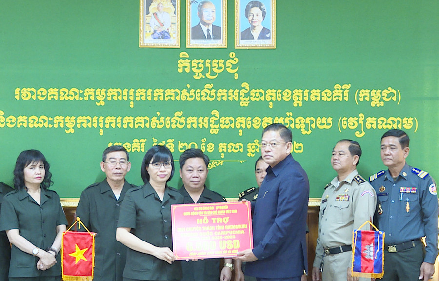 Hội đàm về tìm kiếm, quy tập hài cốt liệt sĩ quân tình nguyện Việt Nam hy sinh tại Ratanakiri ảnh 2 Phó Chủ tịch UBND tỉnh, Trưởng Ban Chuyên trách tỉnh Gia Lai Nguyễn Thị Thanh Lịch đã trao số tiền 6.500 USD của Chính phủ Việt Nam hỗ trợ Ban Chuyên trách tỉnh Ratanakiri (Vương quốc Campuchia). Ảnh: Đoàn Bình