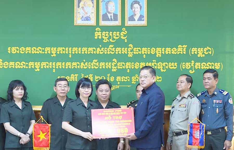 Phó Chủ tịch UBND tỉnh, Trưởng Ban Chuyên trách tỉnh Gia Lai Nguyễn Thị Thanh Lịch đã trao số tiền 6.500 USD của Chính phủ Việt Nam hỗ trợ Ban Chuyên trách tỉnh Ratanakiri (Vương quốc Campuchia). Ảnh: Đoàn Bình