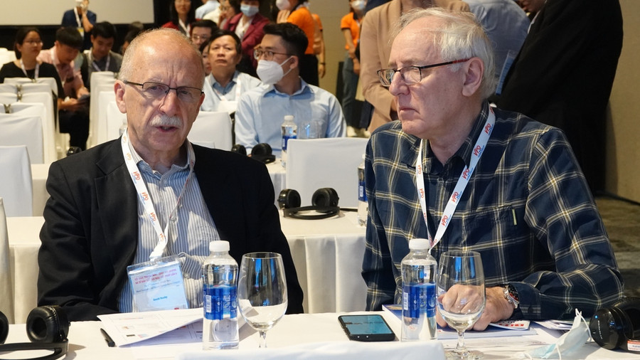 Các chuyên gia quốc tế tham dự hội nghị. Ảnh: Hoàng Trọng