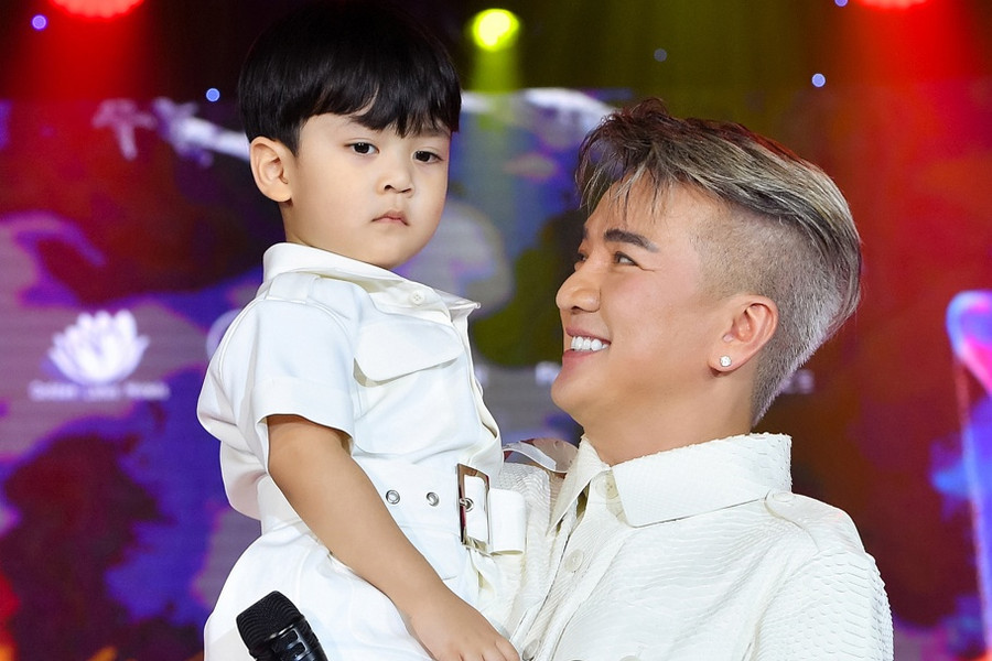 Mr.Đàm hy vọng con trai sẽ nhận được nhiều tình yêu thương từ khán giả. Ảnh: Thành Phạm