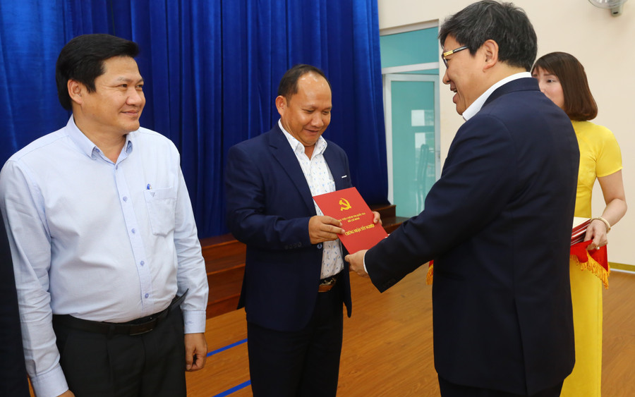 PGS.TS Nguyễn Duy Bắc trao chứng nhận tốt nghiệp cho Phó Bí thư Tỉnh ủy Rah Lan Chung. Ảnh: 