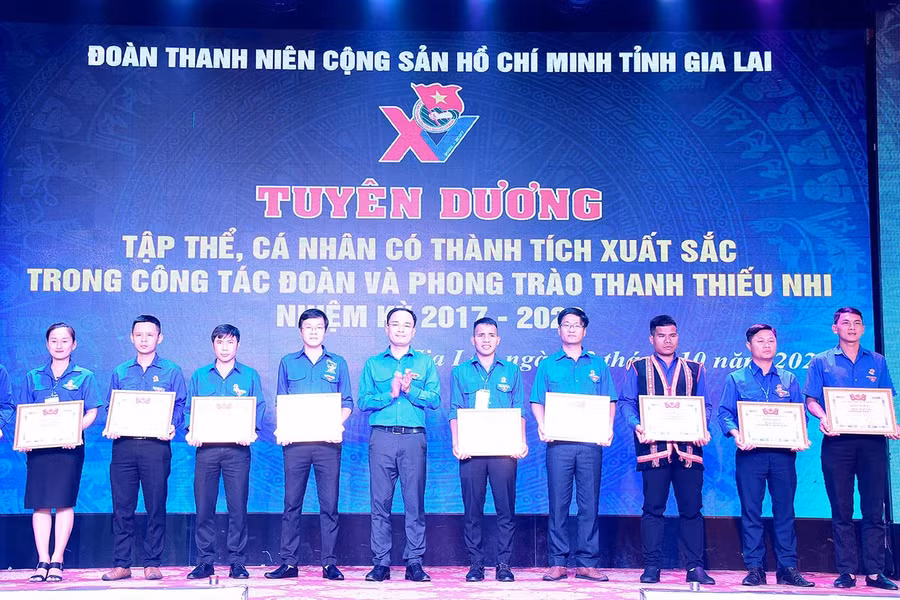  Chị Nguyễn Hoài Phương (bìa trái)-Bí thư Huyện Đoàn Chư Păh được nhận bằng khen của Ban Chấp hành Tỉnh Đoàn cho các cá nhân có thành tích xuất sắc trong công tác Đoàn và phong trào thanh thiếu nhi nhiệm kỳ 2017-2022. Ảnh: Đức Thụy