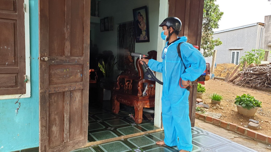 Cán bộ y tế phun hóa chất diệt muỗi tại một ổ dịch SXH trên địa bàn huyện Chư Prông. Ảnh: Như Nguyện
