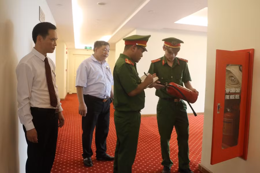 Lực lượng chức năng kiểm tra công tác PCCC. Ảnh minh họa