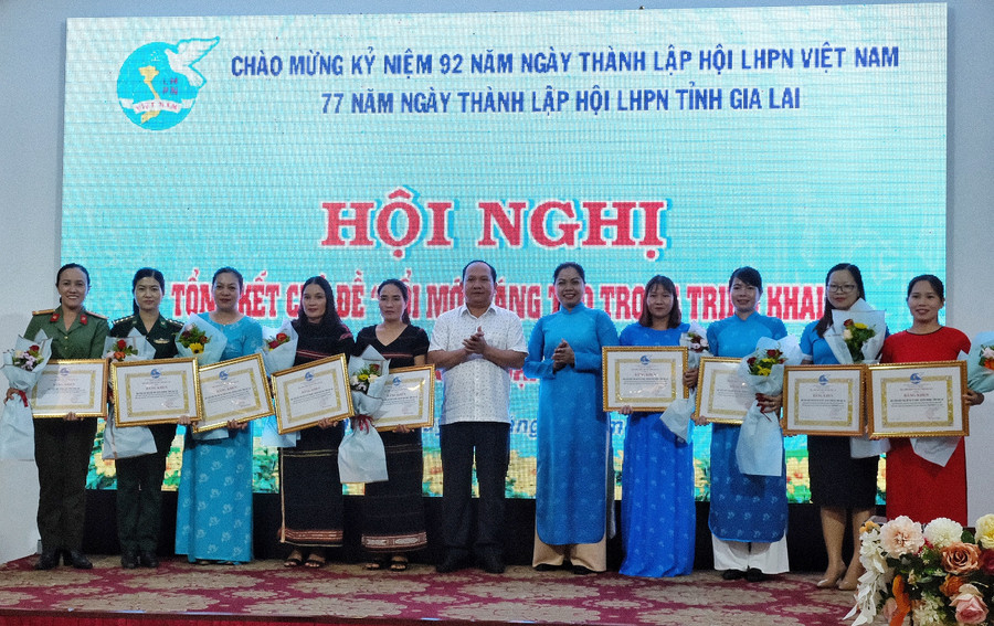 Các tập thể, cá nhân có thành tích xuất sắc thực hiện tốt chủ đề năm 2022 được khen thưởng. Ảnh: Minh Châu