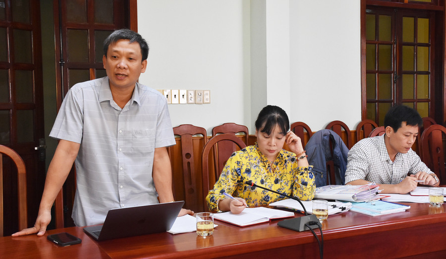 Ông Huỳnh Minh Sở-Phó Giám đốc Sở Tài nguyên-Môi trường tham gia ý kiến tại buổi giám sát. Ảnh: Hà Phương