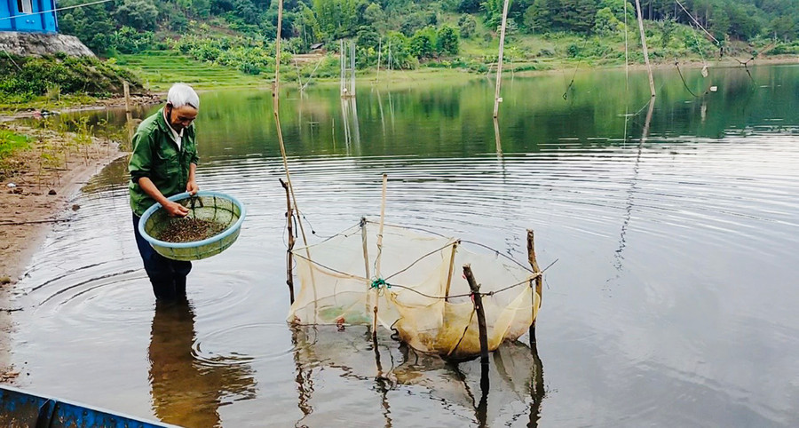 Ông Ksor Nưk có hơn 50 năm gắn bó với nghề đánh bắt tép ở Biển Hồ. Ảnh: Trần Dung  Ông Ksor Nưk có hơn 50 năm gắn bó với nghề đánh bắt tép ở Biển Hồ. Ảnh: Trần Dung