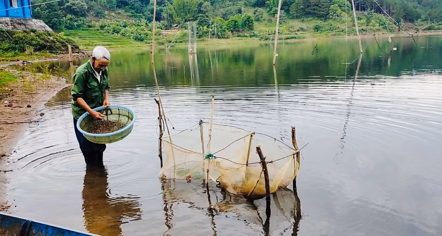  Ông Ksor Nưk có hơn 50 năm gắn bó với nghề đánh bắt tép ở Biển Hồ. Ảnh: Trần Dung
