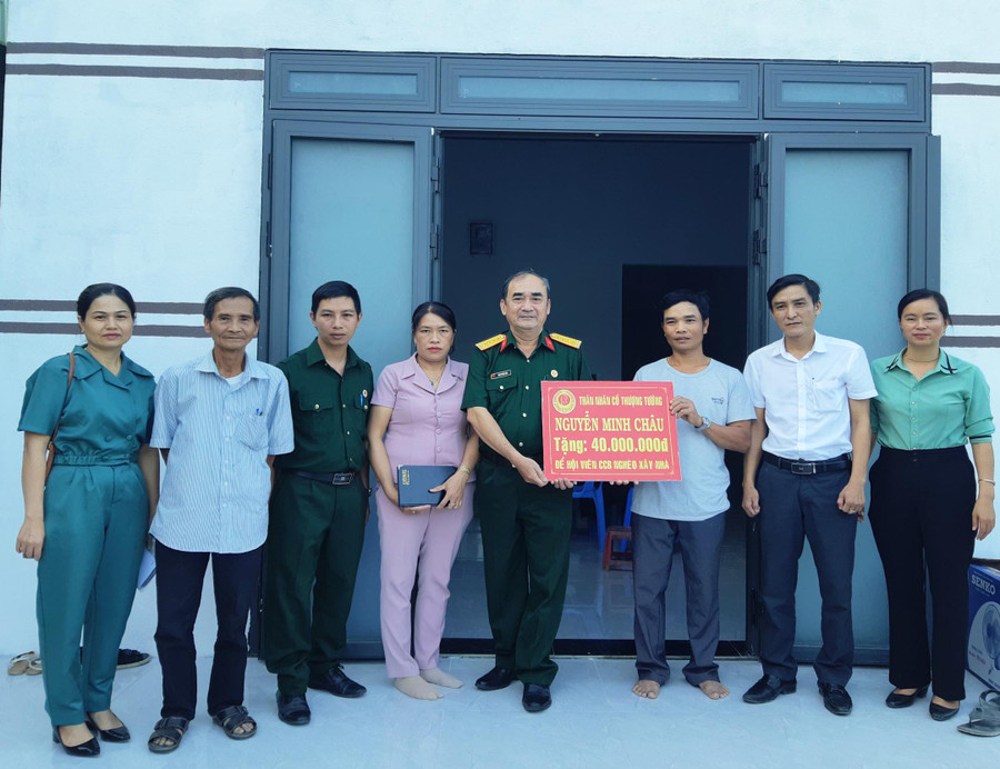 Bàn giao nhà cho hộ ông Huỳnh Văn Tuấn (thôn Tân Bình, xã Tân An, huyện Đak Pơ). Ảnh: Tuyết Mai