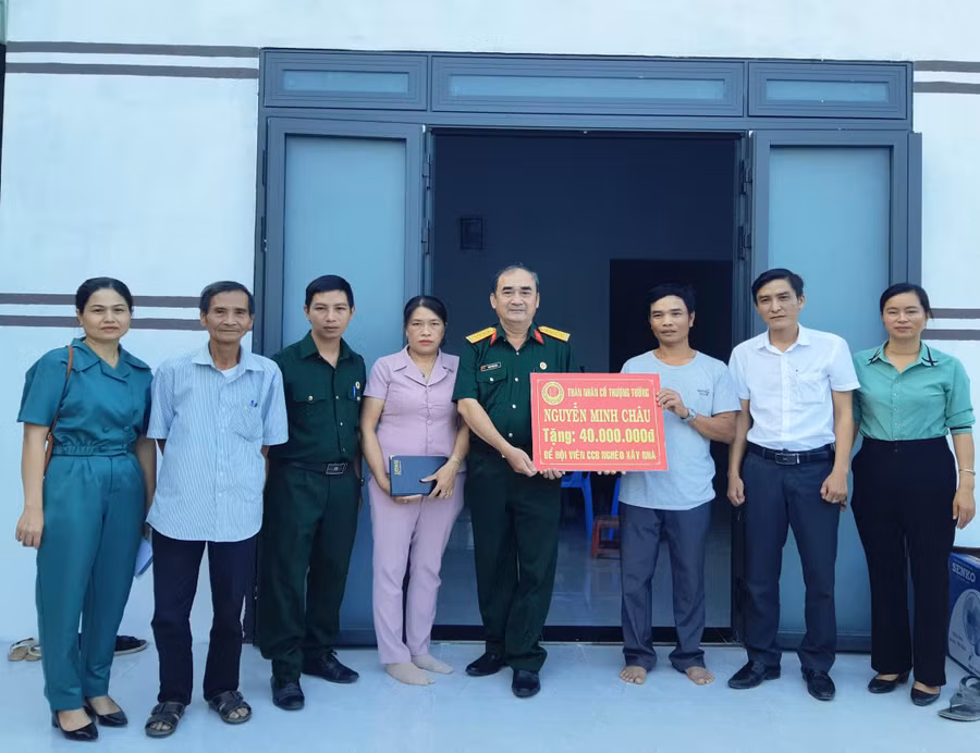 Bàn giao nhà cho hộ ông Huỳnh Văn Tuấn (thôn Tân Bình, xã Tân An, huyện Đak Pơ). Ảnh: Tuyết Mai