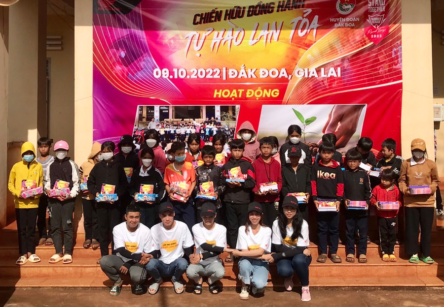 Huyện Đoàn Đak Đoa phối hợp Câu lạc bộ Winner Gia Lai tặng quà cho học sinh xã Hnol (huyện Đak Đoa). Ảnh: Trần Chương