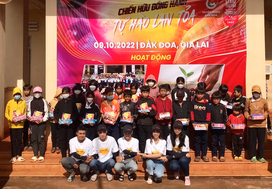 Huyện Đoàn Đak Đoa phối hợp Câu lạc bộ Winner Gia Lai tặng quà cho học sinh xã Hnol (huyện Đak Đoa). Ảnh: Trần Chương