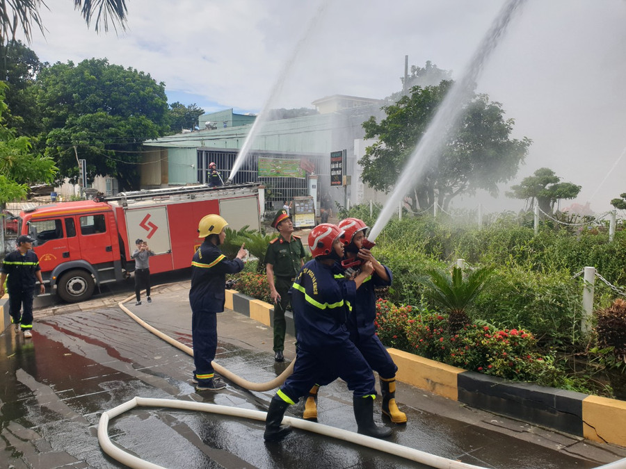 Lực lượng Cảnh sát PCCC-CNCH thực hiện công tác chữa cháy tại quán karaoke Paradise. Ảnh: Lê Anh Lực lượng Cảnh sát PCCC-CNCH thực hiện công tác chữa cháy tại quán karaoke Paradise. Ảnh: Lê Anh