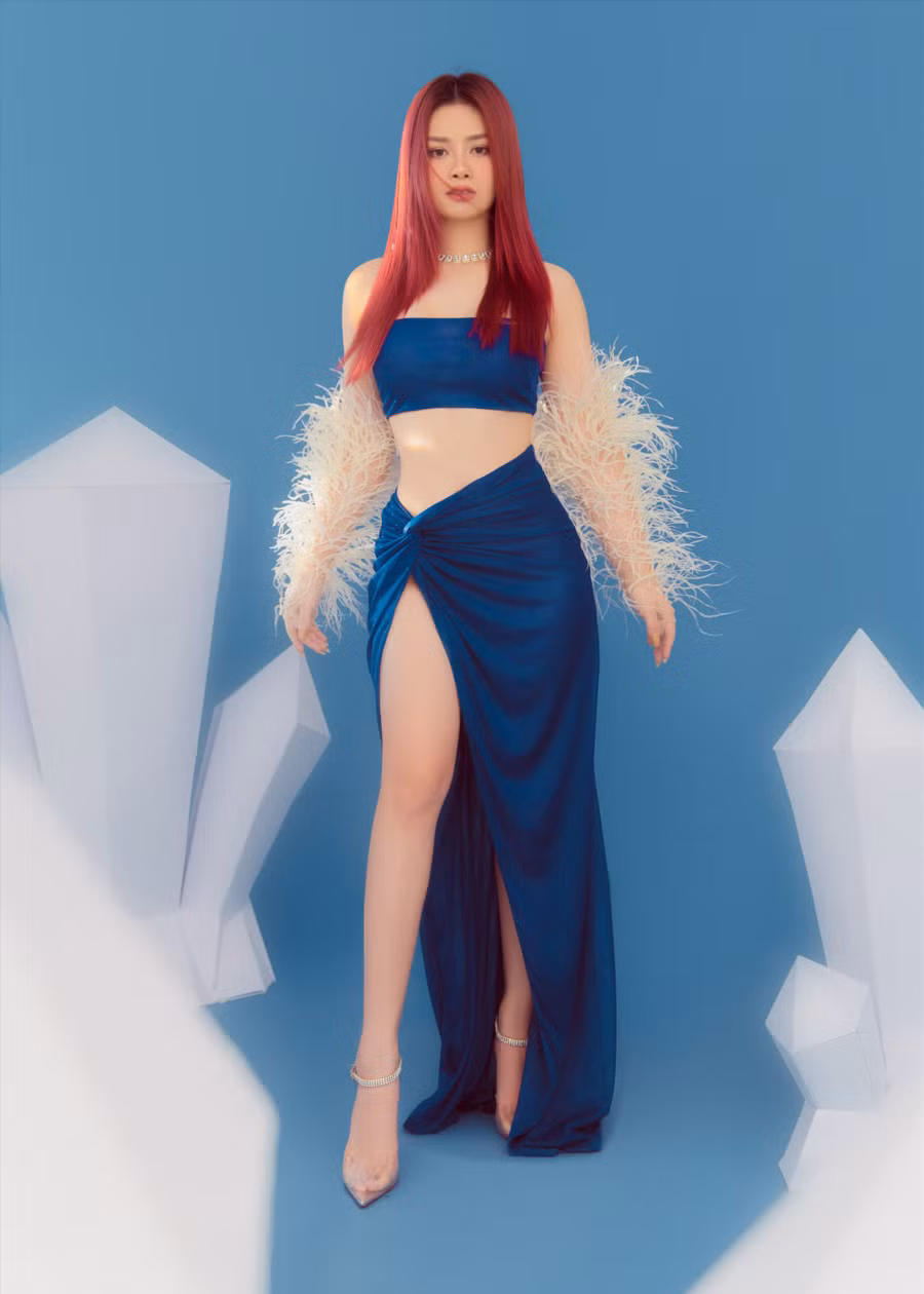 Nữ ca sĩ Dương Hoàng Yến tiết lộ, bản thân phải tập luyện Yoga chăm chỉ để giữ vóc dáng thon gọn. Ảnh: NVCC