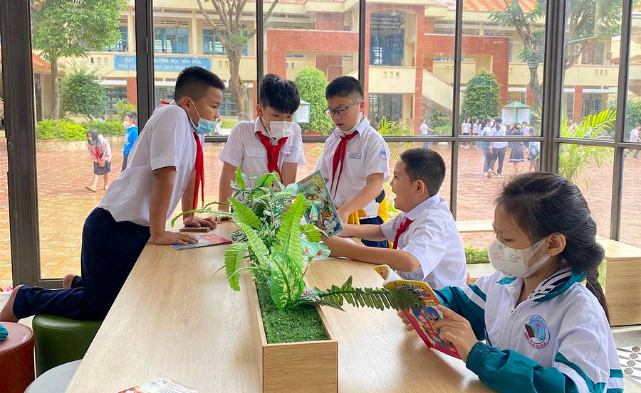 Học sinh Trường Tiểu học Chu Văn An (phường Tây Sơn, TP. Pleiku) đọc sách tại thư viện xanh của nhà trường. Ảnh: Mộc Trà