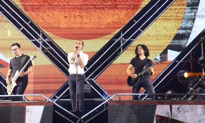 Ban nhạc Bức Tường và ca sĩ Phạm Anh Khoa. 