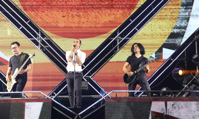 Ban nhạc Bức Tường và ca sĩ Phạm Anh Khoa. 