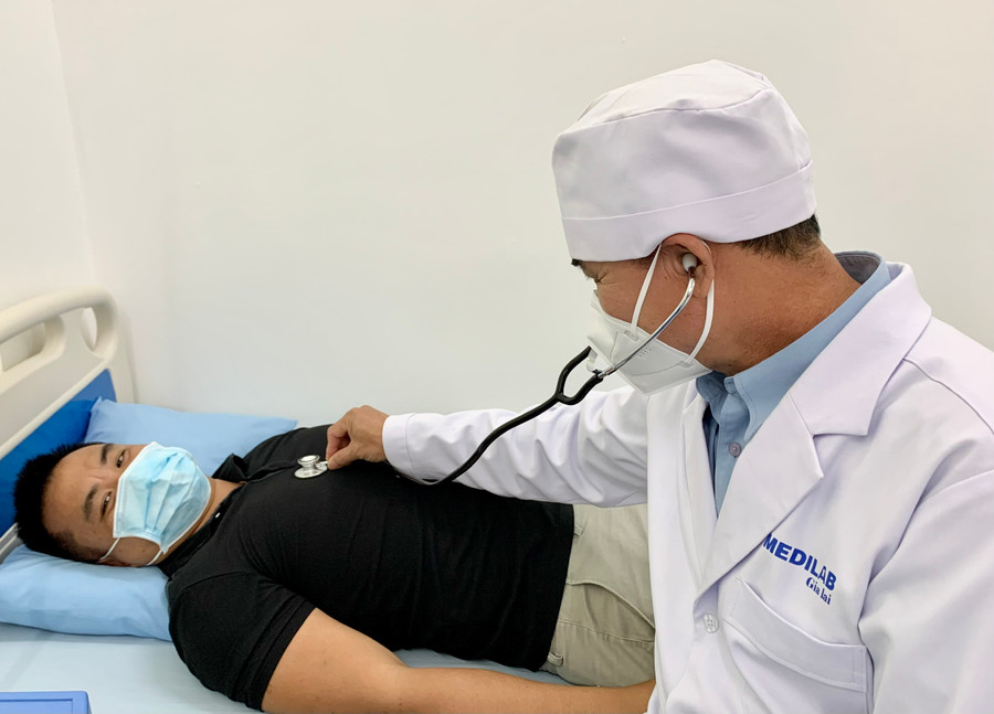 Khám chữa bệnh cho người dân tại Phòng khám Đa khoa SYSMED Phù Đổng (TP. Pleiku). Ảnh: Như Nguyện