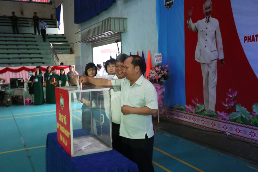 Các đại biểu tham dự buổi lễ đã ủng hộ vào Quỹ Ảnh Văn Ngọc