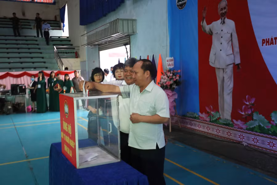 Các đại biểu tham dự buổi lễ đã ủng hộ vào Quỹ Ảnh Văn Ngọc