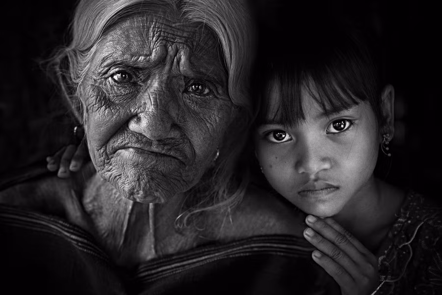 Tác phẩm _Bà cháu_ của NSNA Phạm Dực giành 3 huy chương vàng thể loại tự do cho ảnh đon sắc