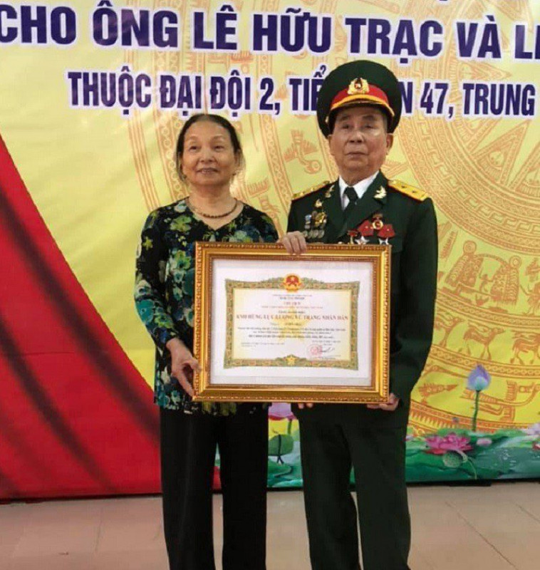 Thương binh Lê Hữu Trạc và bà Kim Thị Mão tại Lễ đón nhận danh hiệu Anh hùng lực lượng Vũ trang nhân dân