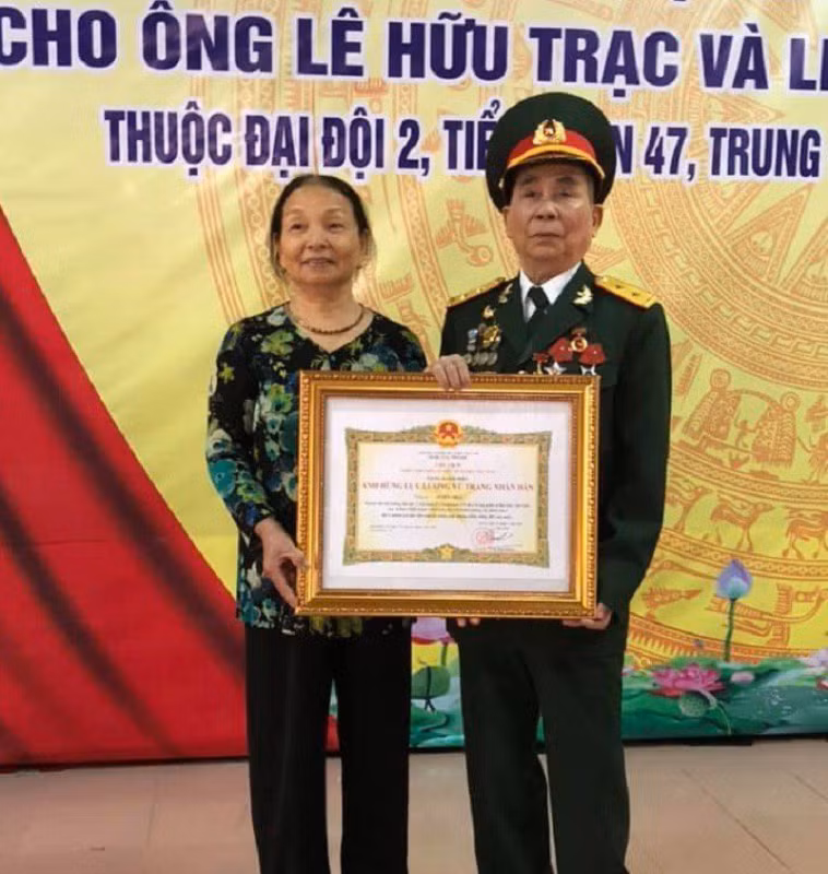 Thương binh Lê Hữu Trạc và bà Kim Thị Mão tại Lễ đón nhận danh hiệu Anh hùng lực lượng Vũ trang nhân dân