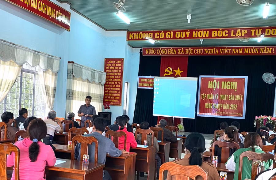 Từ ngày 5 đến 20-10, Trung tâm Dịch vụ nông nghiệp thị xã An Khê phối hợp với Hội Nông dân 11 xã, phường tổ chức tập huấn kỹ thuật sản xuất nông nghiệp cho 330 hội viên nông dân . Ảnh: Ngọc Minh