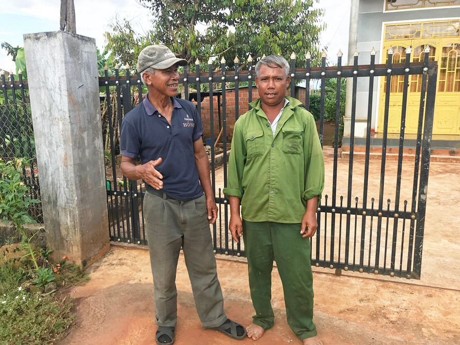  Ông Wut (bìa trái) đang trao đổi với người dân trong làng. Ảnh: Nguyễn Diệp