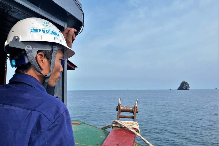 Núi Hòn Bài, đặt trạm hải đăng Hòn Bài, nhìn từ tàu cá. Ảnh: Mai Thanh Hải  Núi Hòn Bài, đặt trạm hải đăng Hòn Bài, nhìn từ tàu cá. Ảnh: Mai Thanh Hải