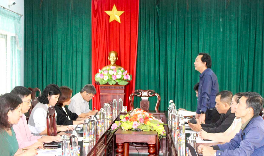 Đồng chí Lương Văn Danh-Phó Tổng Biên tập Báo Gia Lai (người đứng) trao đổi về công tác tuyên truyền với lãnh đạo Huyện ủy, UBND huyện Mang Yang. Ảnh: Phan Lài Đồng chí Lương Văn Danh-Phó Tổng Biên tập Báo Gia Lai trao đổi về công tác tuyên truyền với lãnh đạo Huyện ủy, UBND huyện Mang Yang. Ảnh: Phan Lài