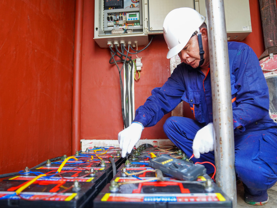 Bảo dưỡng ắc quy ở hải đăng Hòn Bài. Ảnh: Độc Lập Bảo dưỡng ắc quy ở hải đăng Hòn Bài. Ảnh: Độc Lập