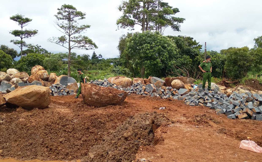 Lực lượng Công an TP. Pleiku kiểm tra hiện trường vụ việc. Ảnh: Lê Anh Lực lượng Công an TP. Pleiku đang kiểm tra hiện trường. Ảnh Lê Anh