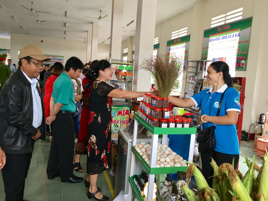 Chợ phiên huyện Đức Cơ tổ chức tại Cửa khẩu Quốc tế Lệ Thanh năm 2019 thu hút sự quan tâm của nhiều người dân. Ảnh: Hà Duy Chợ phiên huyện Đức Cơ được tổ chức tại Cửa khẩu Quốc tế Lệ Thanh năm 2019 nhận được nhiều sự chú ý. Ảnh Hà Duy