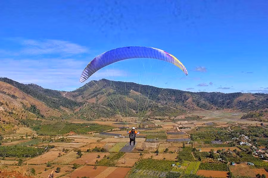 Tại Tuần lễ hoa dã quỳ-núi lửa Chư Đang Ya năm 2022, du khách sẽ được trải nghiệm bay dù lượn cùng các phi công. Ảnh: Văn Ngọc