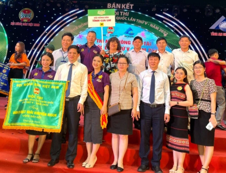 Đoàn Gia Lai nhận giải khuyến khích hội thi Nhà Nông đua tài toàn quốc lần thứ V-năm 2022. Ảnh: Hoàng Cư Đoàn Gia Lai nhận giải Khuyến khích Hội thi Nhà Nông đua tài toàn quốc lần thứ V-năm 2022 . Ảnh: Hoàng Cư