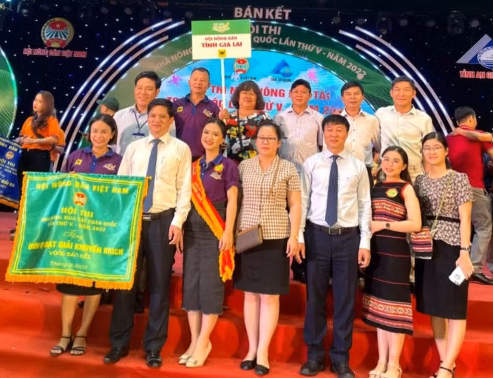 Đoàn Gia Lai nhận giải khuyến khích hội thi Nhà Nông đua tài toàn quốc lần thứ V-năm 2022. Ảnh: Hoàng Cư Đoàn Gia Lai nhận giải Khuyến khích Hội thi Nhà Nông đua tài toàn quốc lần thứ V-năm 2022 . Ảnh: Hoàng Cư
