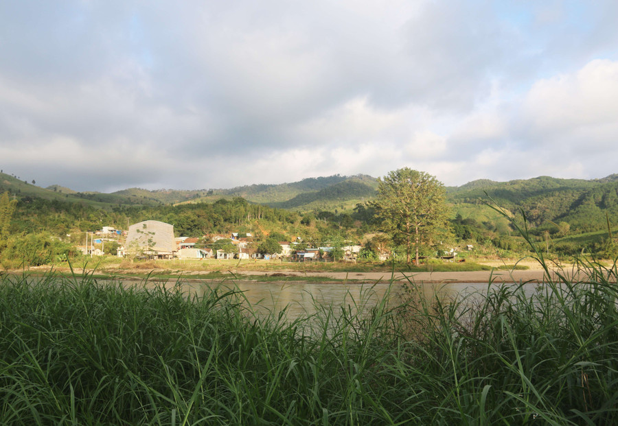 Làng Kon Vi Vàng bên dòng Đăk Kôi. Ảnh: TN