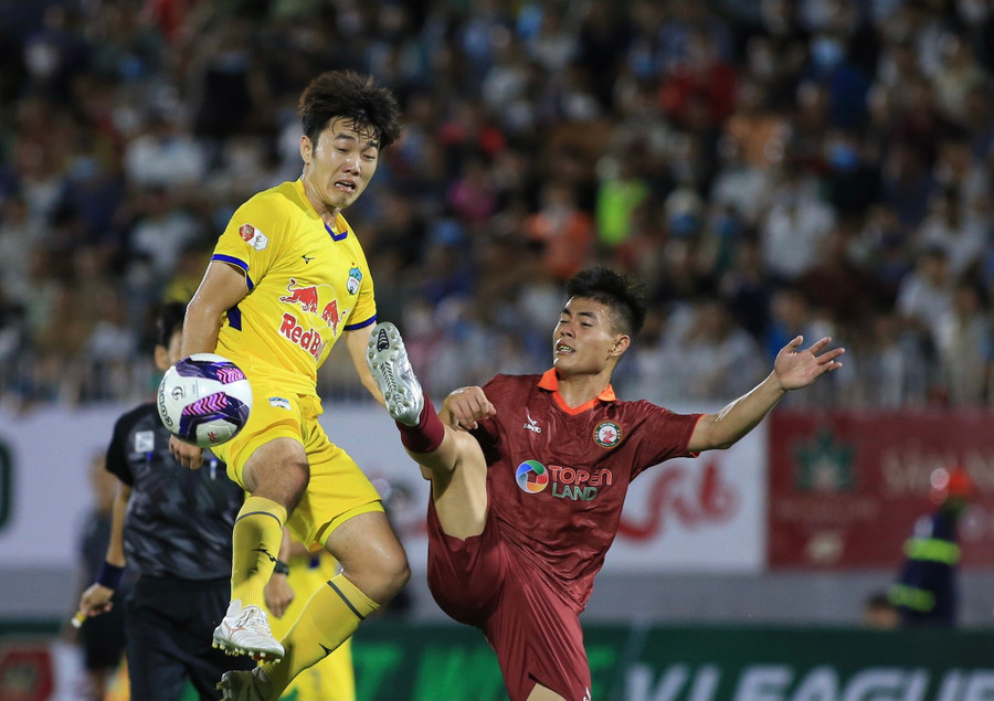 Các cầu thủ CLB HAGL (trái) không còn đường lùi. Ảnh: Phúc Thắng