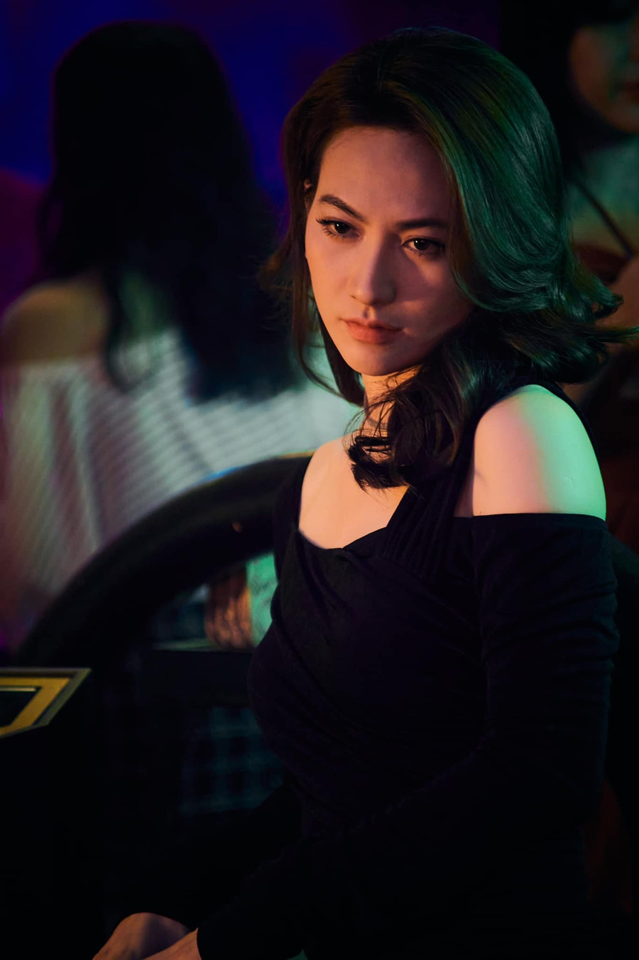 Phương Anh Đào quyến rũ trong vai diễn nữ quản lý nhà hàng Uyên Thư. Ảnh: ĐPCC