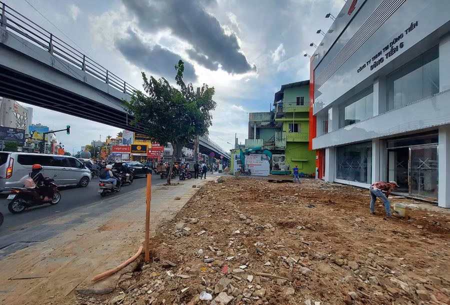 Dự án mở rộng đường Cộng Hòa vẫn chưa có mặt bằng sạch để khởi công. Ảnh: Minh Quân