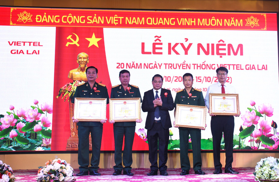 Tặng bằng khen của Chủ tịch UBND tỉnh cho các cá nhân của Viettel Gia Lai đã có nhiều đóng góp cho sự phát triển Công nghệ thông tin, Viễn thông trên địa bàn tỉnh giai đoạn 2002-2022. Ảnh: Hồng Thương
