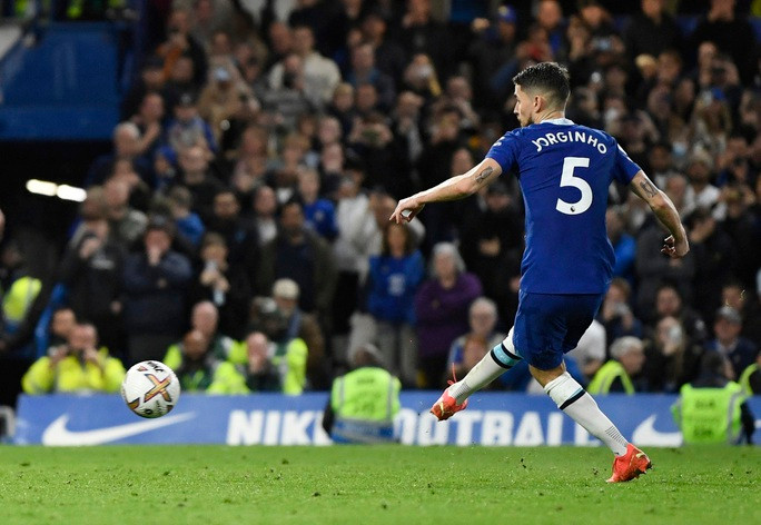Jorginho sút phạt đền đưa Chelsea vượt lên phút 87
